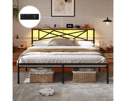 Modern Metalen Tweepersoonsbed 180x200 cm – LED-verlichting, USB-oplaadstation, Houten Hoofdeinde, Met Lattenbodem en 32 cm Opbergruimte Onder Bed – Stijlvol & Stevig Slaapkamerbed