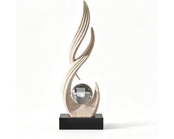 Moderne abstracte sculpturen in zandkleuren voor woonkamer en kantoor, unieke tafeldecoratie met glazen bol en harsornamenten