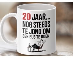 Mok 20 jaar cadeau, verjaardag mok, grappige mok, te jong mok, niet serieus mok, 20ste verjaardag, cadeau idee, twintig jaar, humor mok, jong van geest, verjaardag cadeau, grappig cadeau, unieke mok