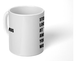 Mok - 275 ML - Koffiemok Collega - Koffietas geschenk - Koffiebeker Papa - Mokken - Koffietassen Humor - Spreuken - Quote - Stop looking at this mug - Grote theemok - Theemokken groot - Leuke thee mok - Thee tas Mama - Grappige cadeaus