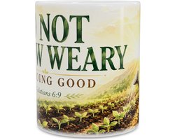 Mok Do Not Grow Weary In Doing Good - Galaten 6:9 Bijbeltekst - Rustieke moestuin met gieter en zonsopkomst - Motiverend Christelijk cadeau voor vrijwilliger
