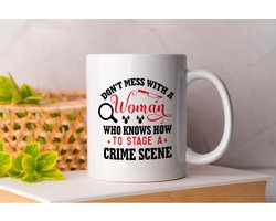 Mok Dont Mess with a Woman Who Knows how - TrueCrime - gift - cadeua - CrimeStories - ColdCase - MurderMystery - Misdaadverhalen - Moordmysterie - Onderzoek - CrimineleGeesten