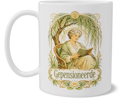 Mok Gepensioneerde met rustige Art Nouveau illustratie, lezende vrouw onder treurwilg, bloemen en vintage ornamenten, cadeau voor pensioen, afscheid werk of vrije tijd, print op beide zijden