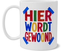 Mok Hier wordt gewoond - Kleurrijke koffiemok met letters en blauwe schilderstape illustratie - Grappige theemok voor housewarming, nieuwe woning of studentenhuis - Speels cadeau voor verhuizing of samenwonen
