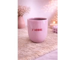 Mok ‘J’ADORE’ – Voor jouw dagelijkse dosis liefde (en koffie) | Viva Femme | Koffiemok | Theemok | Mok met tekst | Keramiek | 300 ml | Cadeau | Roze