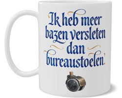 Mok kantoor humor met tekst Ik heb meer bazen versleten dan bureaustoelen - Grappig afscheidscadeau of jubileum cadeau voor doorgewinterde collega - Unieke blikvanger voor op het bureau - Dubbelzijdige koffiemok