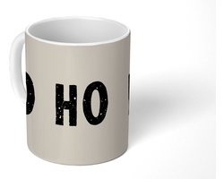 Mok - Koffiemok - Kerstmis - Ho ho ho - Spreuken - Beige - Kerstman - Mokken - 350 ML - Beker - Koffiemokken - Theemok - Tafeldecoratie Kerstmis - Kerstdecoratie tafel - Tafelversiering - Mok met Tekst
