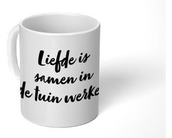 Mok - Koffiemok - Liefde is samen in de tuin werken - Tekst - Quotes - Liefde - Tuinieren - Mokken - 350 ML - Beker - Koffiemokken - Theemok - Mok met tekst