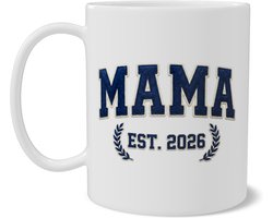 Mok MAMA Est. 2026 - Vintage College Style Mok met Quote - Cadeau voor Aanstaande Moeder