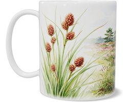 Mok met aquarel illustratie van pilzegge in een weids heidelandschap met bomen. Botanische beker met wilde natuur en gras voor de echte buitenliefhebber. Een sfeervol en rustgevend cadeau voor een heerlijk theemoment aan je bureau.