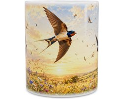 Mok met Boerenzwaluw (Hirundo rustica) - Panoramische Aquarel Zwaluw Migratie Illustratie boven Bloemenweide bij Goud Sfeerlicht - Koffiebeker Natuurcadeau