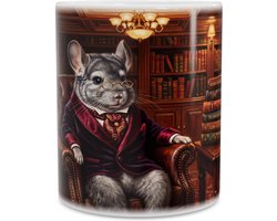 Mok met charmante Chinchilla Chinchilla lanigera met brilletje en bordeauxrood fluwelen jasje in klassieke bibliotheek met antieke leren stoel en stapels boeken voor knaagdiereigenaren en lezers