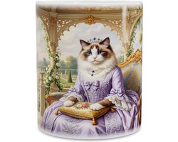 Mok met een elegante koninklijke kat van de soort Felis catus in een prachtige paarse baljurk zittend op een fluwelen troon in een romantische rozentuin met kasteelarchitectuur voor kattenliefhebbers