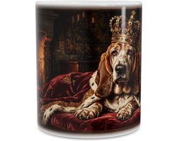 Mok met grappige Basset Hound hond als koning met kroon en koninklijke mantel op een klassiek schilderij bij een open haard, unieke koffiemok voor hondenliefhebbers en liefhebbers van unieke woonaccessoires en grappige cadeaus