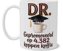 Mok met grappige quote DR. Gepromoveerd op 4.382 koppen koffie en afstudeerhoed - Humor cadeau voor geslaagde, promotie of student - Illustratie koffiekop met stoom - Vrolijke koffiemok voor bureau of werkplek