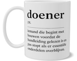Mok met Grappige Tekst Doener - Wit Woordenboek Design Mok - Koffiebeker Cadeau voor Klussers en Thuiswerkers - Dubbelzijdige Print Koffiemok