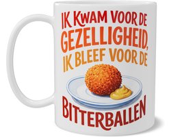 Mok met grappige tekst Ik kwam voor de gezelligheid ik bleef voor de bitterballen met mosterd illustratie - Borrel humor cadeau voor een vriend of collega - Vrolijke toevoeging aan de koffiehoek - Koffiemok