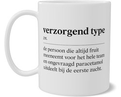 Mok met Grappige Tekst Verzorgend Type - Wit Woordenboek Design Mok - Koffiebeker Cadeau voor Zorgzame Collega's - Dubbelzijdige Print Koffiemok