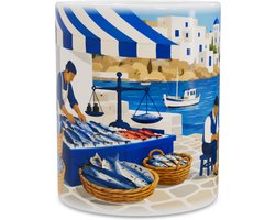 Mok met Griekse Vismarkt en Haven - Keramische Koffiemok in Folk Art Stijl - Mediterrane Illustratie met Vissers, Manden en Blauwe Zee