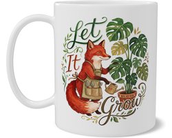 Mok met illustratie van schattige vos in tuinschort met gieter en groene Monstera gatenplant - Let It Grow quote - Grappig en sfeervol botanisch cadeau voor tuinliefhebber, plantenmoeder of dierenliefhebber