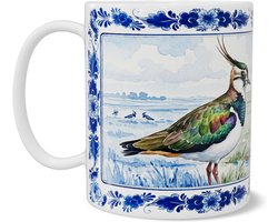 Mok met Kievit (Vanellus vanellus) in Uitgestrekt Hollands Polderlandschap met Molen - Delft Blue Series - Klassieke Aquarel Illustratie van Weidevogel - Sfeervol Cadeau voor Natuurliefhebber en Vogelaar voor Dagelijks Gebruik