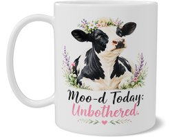 Mok met koe en tekst Moo-d Today: Unbothered - Koffiebeker aquarel Fries-Hollandse koe - Grappige beker cadeau dierenvriend - Dubbelzijdige print