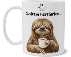 Mok met luiaard en koffie - Systeem herstarten... - Grappige quote voor thuiswerkplek - Humor beker voor op kantoor