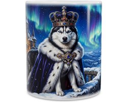 Mok met majestueuze Siberische husky (Canis lupus familiaris) met koninklijke kroon en fluwelen cape op balkon bij magisch noorderlicht en kasteel sfeervol winter hondenliefhebber cadeau