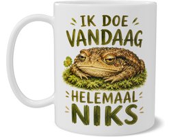 Mok met pad en tekst Ik doe vandaag helemaal niks – grappige luie-dag illustratie met mokkende pad op mos – cadeau voor collega, thuiswerker of humorliefhebber