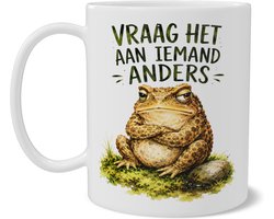 Mok met pad en tekst Vraag het aan iemand anders – grappige side-eye illustratie met chagrijnige pad op mos – cadeau voor collega, kantoorhumor of thuiswerkplek