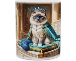Mok met prachtige kat of ragdoll (Felis catus) met blauwe koninklijke cape en sierlijke kroon op fluwelen kussen in klassiek paleis stijlvol en chic kattenliefhebber cadeau voor thuis