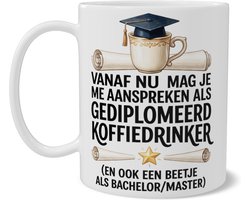 Mok met Quote - Vanaf nu mag je me aanspreken als gediplomeerd koffiedrinker - Grappig Afstudeercadeau Bachelor Master - Cadeau voor Geslaagde Student - Koffiekopje en Diploma Illustratie - Dubbelzijdig Bedrukt