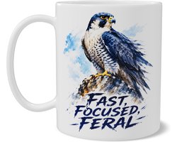 Mok met slechtvalk en quote Fast, Focused, Feral – dynamische roofvogel aquarel illustratie met rots en winddetails, stoer cadeau, beide zijden bedrukt