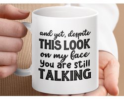 Mok Met Spreuk, Grappige Mok, Sarcastische Mok, 'And yet, despite this look on my face you are still talking' Quote Mok, Koffiemok, Thee mok
