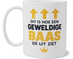 Mok met Tekst Dit is Hoe een Geweldige Baas er Uit Ziet Koffiemok met Pijlen en Kroon Origineel Cadeau voor Leidinggevende, Manager of Werkgever Dubbelzijdige Print Wit en Okergeel Beker voor Bureau en Kantoor
