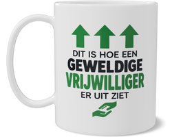 Mok met Tekst Dit is Hoe een Geweldige Vrijwilliger er Uit Ziet Koffiemok met Pijlen en Handen Cadeau voor Vrijwilligerswerk en Bedankje Dubbelzijdige Print Wit en Groen Beker voor Kantine, Thuis en Kantoor