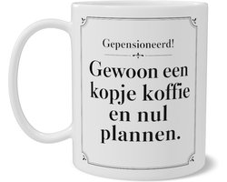 Mok met Tekst - Gepensioneerd! Gewoon een kopje koffie en nul plannen. - Pensioen Cadeau Man en Vrouw - Grappige Beker Gepensioneerd - Afscheid Collega - Koffiemok Thuiswerkplek - Dubbelzijdig Bedrukt