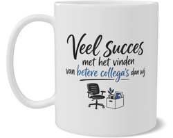Mok met tekst Veel succes met het vinden van betere collega's dan wij Koffiemok met dubbelzijdige print Afscheid collega cadeau Grappige beker met verhuisdoos en bureaustoel voor een nieuwe baan