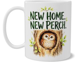 Mok met uil in boomhol en tekst New home, new perch – housewarming cadeau met vrolijke aquarel illustratie – nieuwe woning, verhuizing en uilenliefhebber
