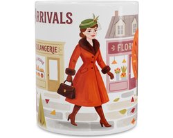 Mok met vintage herfst illustratie van dame in oranje jas wandelend langs bakkerij en bloemist in jaren 50 stijl, inclusief quote 'Autumn Arrivals', sfeervolle retro koffietas voor op bureau of als herfstcadeau