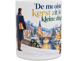 Mok met vintage illustratie van man op brug in een besneeuwd kerstdorp, voorzien van de quote De mooiste kerst zit in kleine dingen, een liefdevol kerstcadeau voor familie en vrienden om sfeervol van warme dranken te genieten.