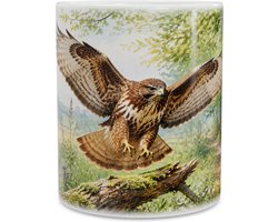 Mok met vliegende buizerd boven een prachtig boslandschap op de Veluwe - Aquarel illustratie roofvogel in de natuur - Stoere koffiemok en theebeker voor dagelijks gebruik - Ideaal cadeau voor natuurliefhebber en vogelaar