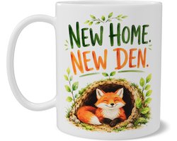 Mok met vos in hol en tekst New Home New Den - housewarming fox design met groene bladeren - cadeau voor nieuwe woning