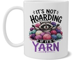 Mok met Wasbeer en Wol It's Not Hoarding If It's Yarn Grappige Breimok en Haakmok Dubbelzijdige Print Cadeau voor Breisters en Haakliefhebbers Paarse Typografie Handwerk Koffiebeker