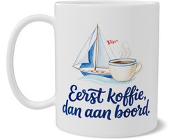 Mok met Zeilboot en Koffiekop - Eerst koffie dan aan boord - Grappige Nautische Mok - Dubbelzijdig Bedrukt - Cadeau voor Schipper en Zeiler