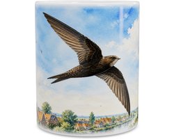Mok met zonnige aquarel illustratie van een gierzwaluw vliegend boven een sfeervol Hollands dorp - Zomerse natuur cadeau voor liefhebbers - Landelijke koffiemok