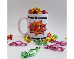 Mok of beker met "Voordat je iets vraagt: NEE! Zo... nu eerst koffie!" - koffiemok, theebeker, ochtendhumeur, chagrijnig, grapje