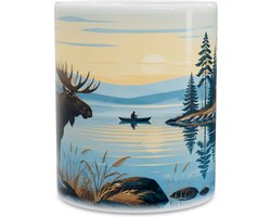 Mok - Scandinavische Folk Art Eland bij Noors Meer met Rode Hut - Grafische Nordic Illustratie - Cadeau voor Noorwegen Liefhebber