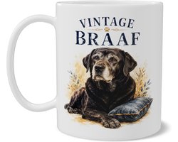 Mok senior Labrador met vintage quote Vintage Braaf - warme hondenmok met zwarte labrador, grijze snoet, kussen en verfijnde aquarelstijl, print op beide zijden
