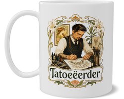 Mok Tatoeëerder Beroep & Kunst Art Nouveau Illustratie met Tattoo Artist, Inktflesjes en Schetsen Witte Koffiemok met Dubbelzijdige Bedrukking Creatief Cadeau voor Tätoveerder en Tattoo Shop